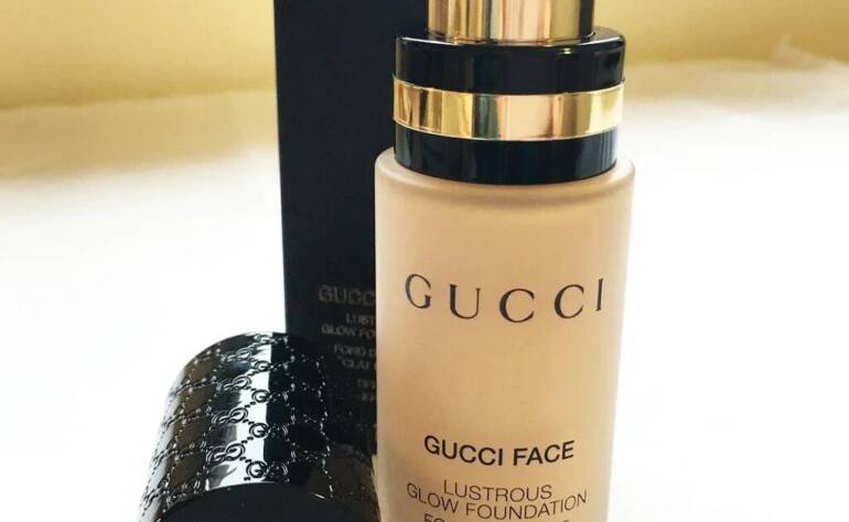 GUCCI FACE Lustrous Glow Foundation not only gives your face an even tone and soft glow but also protects your skin from UV rays.